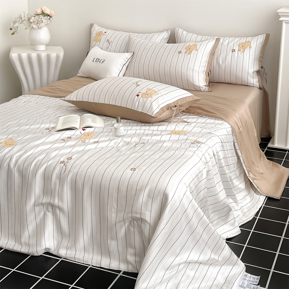 91家纺网 家纺一手货源 找家纺 蓝米卡夫 2026夏季新款60S兰精天丝刺绣夏被夏凉被空调被四件套-幸运汪 幸运汪-咖