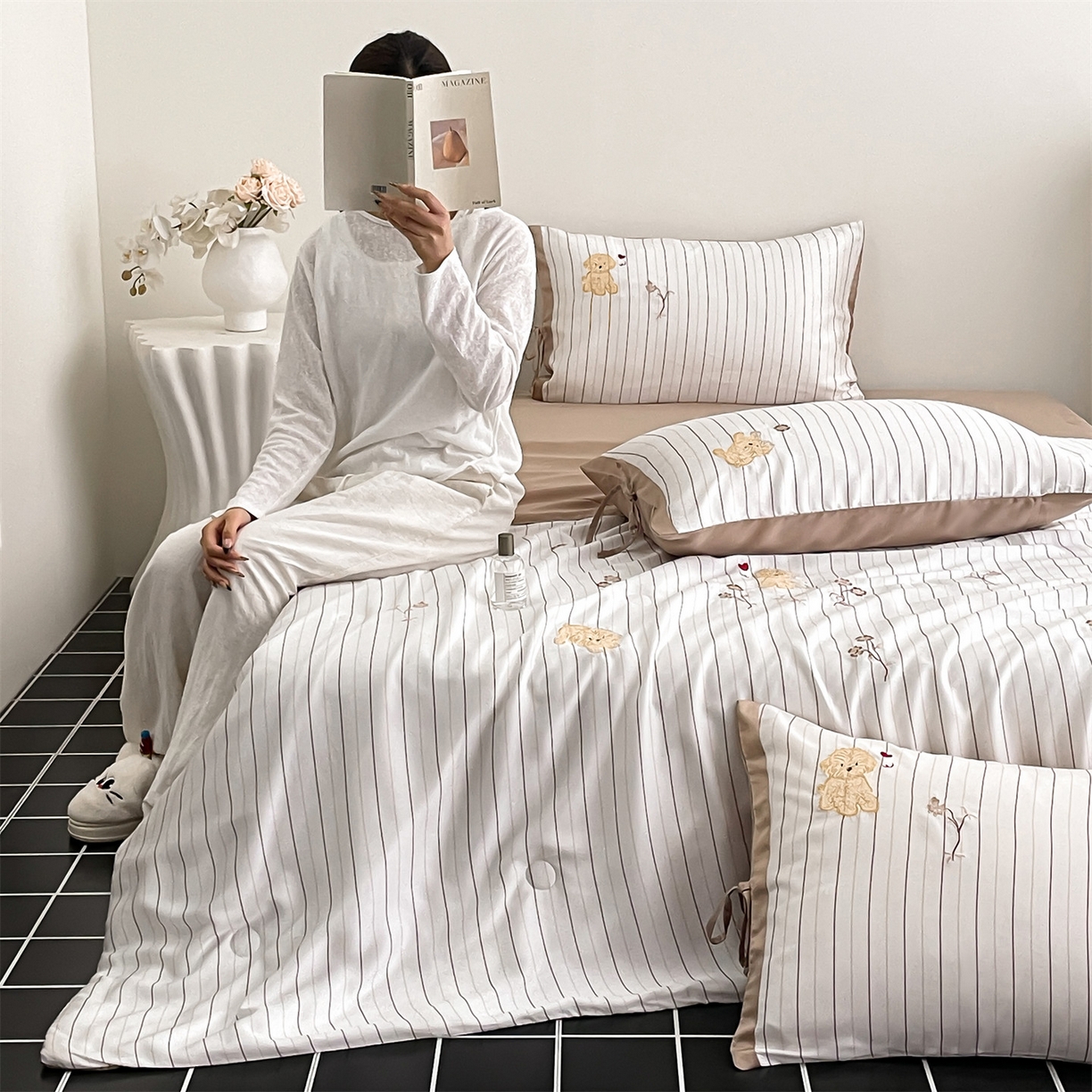 91家纺网 家纺一手货源 找家纺 蓝米卡夫 2026夏季新款60S兰精天丝刺绣夏被夏凉被空调被四件套-幸运汪 幸运汪-咖