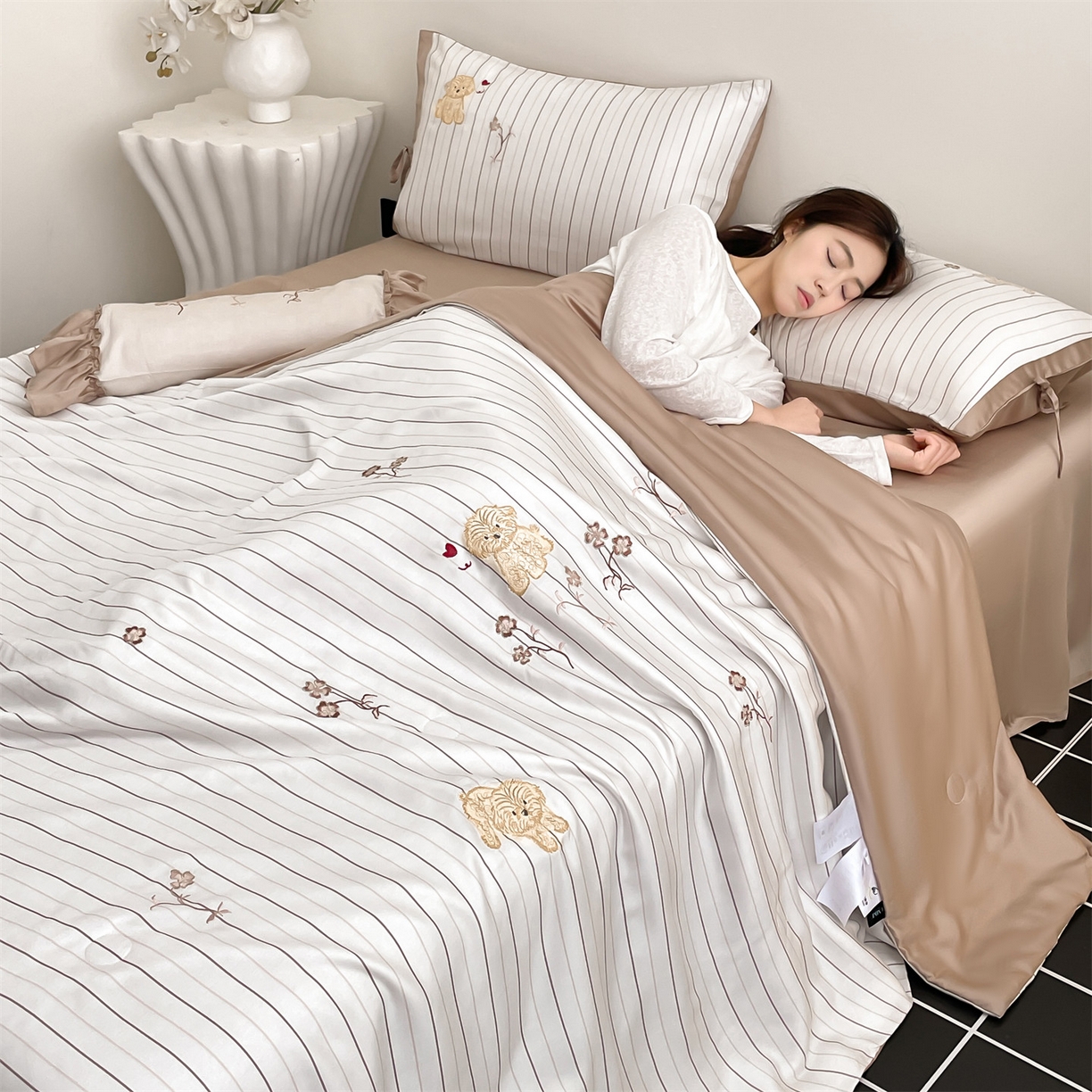 91家纺网 家纺一手货源 找家纺 蓝米卡夫 2026夏季新款60S兰精天丝刺绣夏被夏凉被空调被四件套-幸运汪 幸运汪-咖