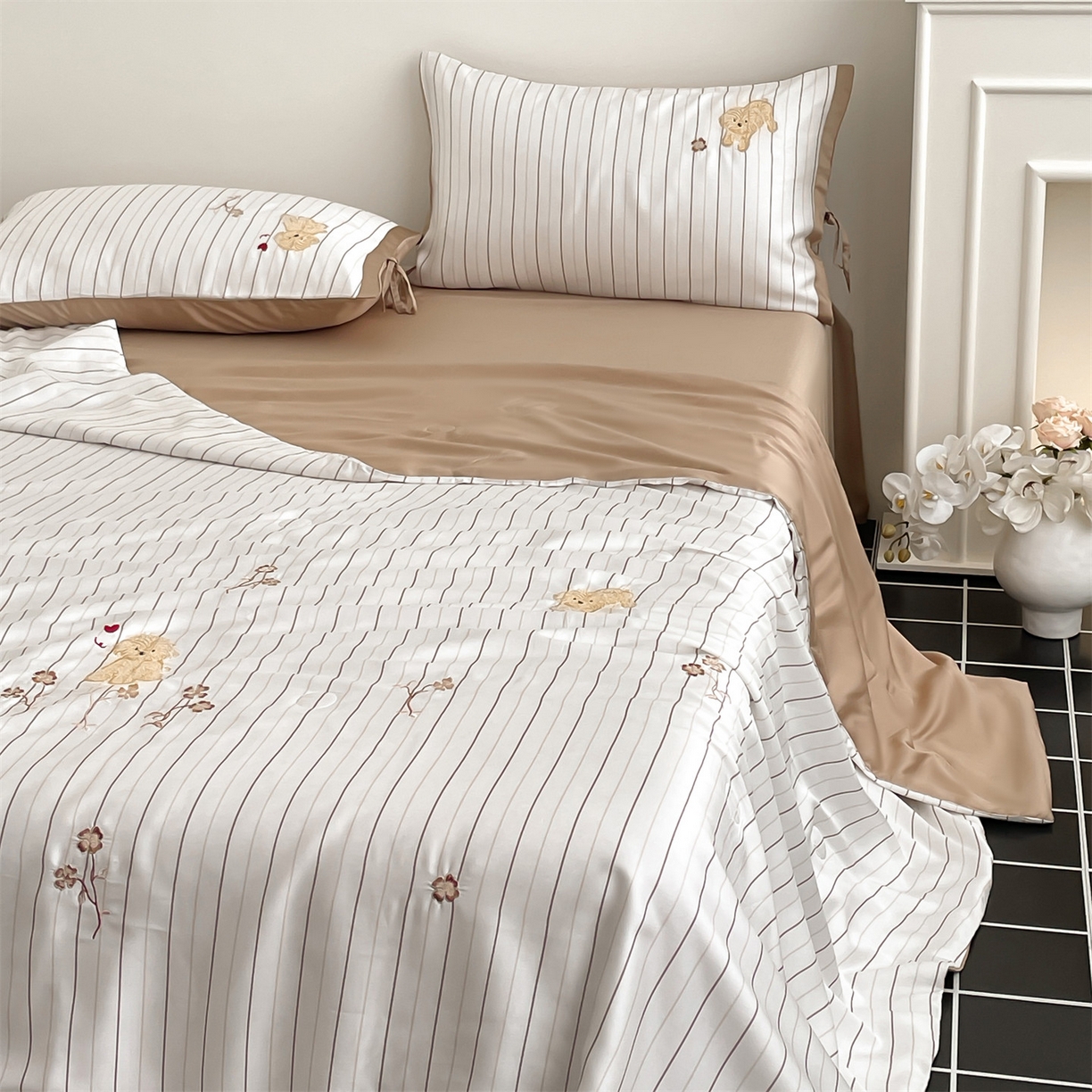 91家纺网 家纺一手货源 找家纺 蓝米卡夫 2026夏季新款60S兰精天丝刺绣夏被夏凉被空调被四件套-幸运汪 幸运汪-咖