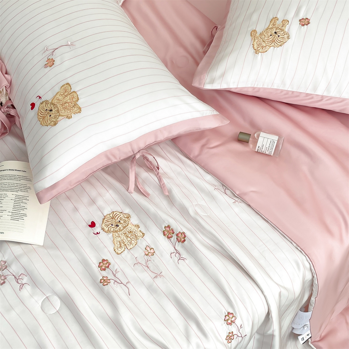 91家纺网 家纺一手货源 找家纺 蓝米卡夫 2026夏季新款60S兰精天丝刺绣夏被夏凉被空调被四件套-幸运汪 幸运汪-粉