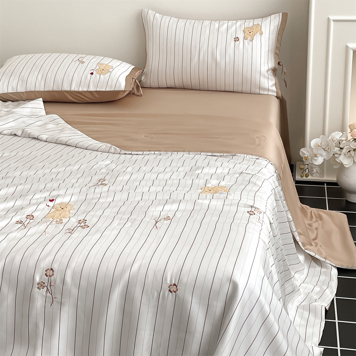 91家纺网 家纺一手货源 找家纺 蓝米卡夫 2026夏季新款60S兰精天丝刺绣夏被夏凉被空调被四件套-幸运汪 幸运汪-咖