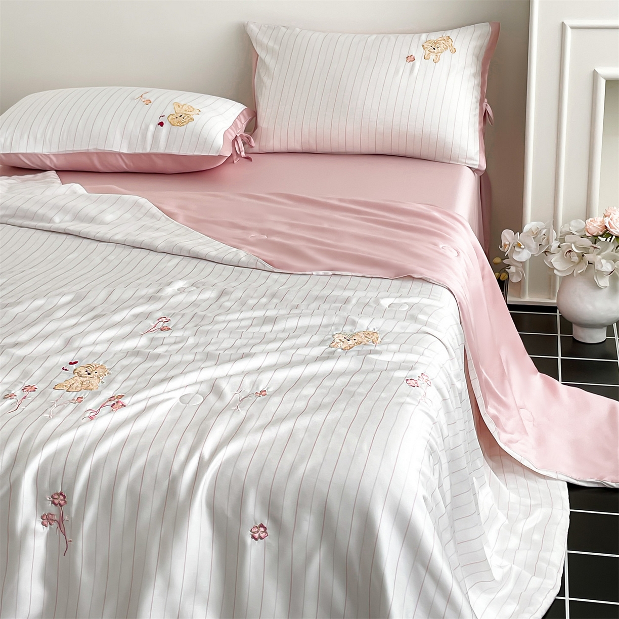 91家纺网 家纺一手货源 找家纺 蓝米卡夫 2026夏季新款60S兰精天丝刺绣夏被夏凉被空调被四件套-幸运汪 幸运汪-粉