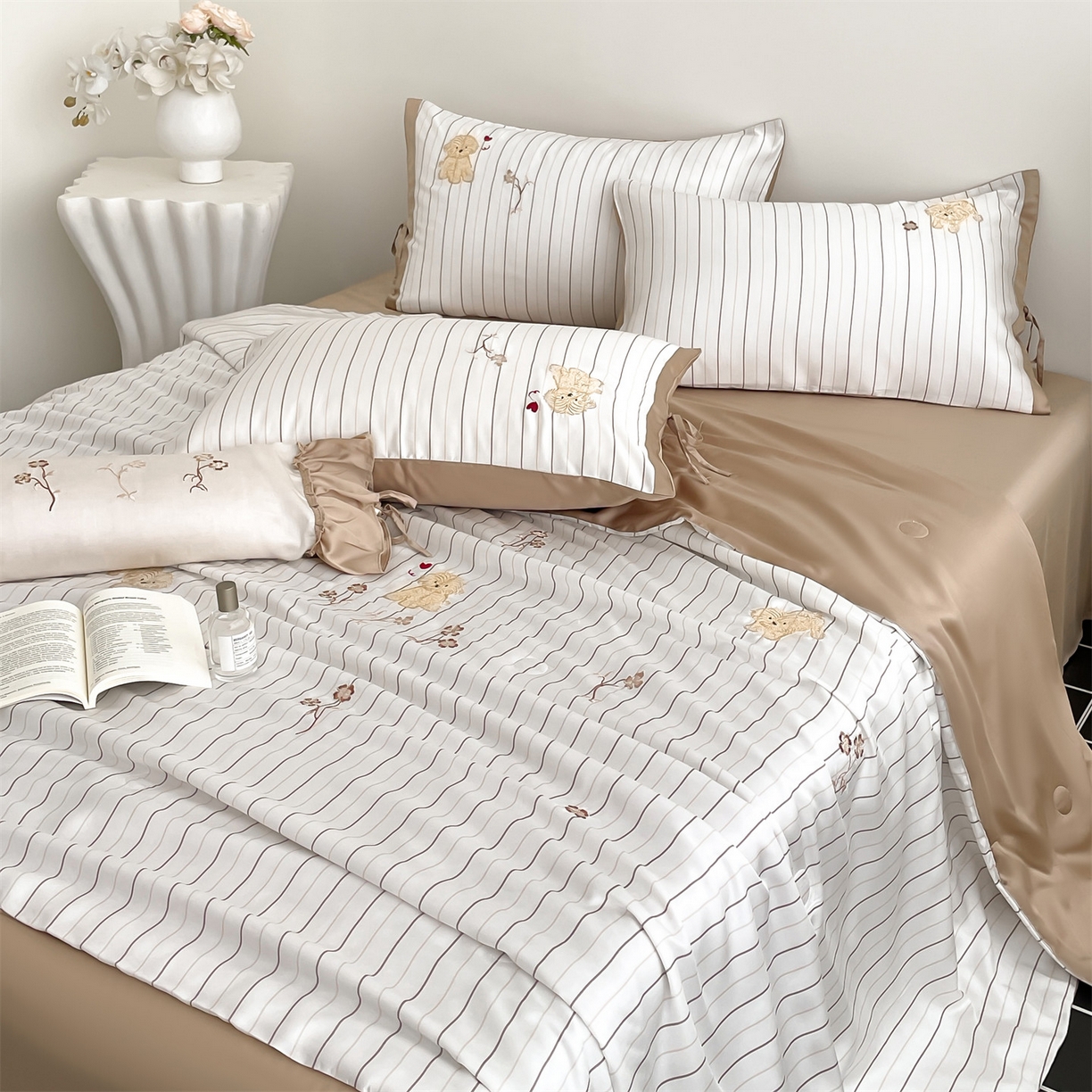 91家纺网 家纺一手货源 找家纺 蓝米卡夫 2026夏季新款60S兰精天丝刺绣夏被夏凉被空调被四件套-幸运汪 幸运汪-咖