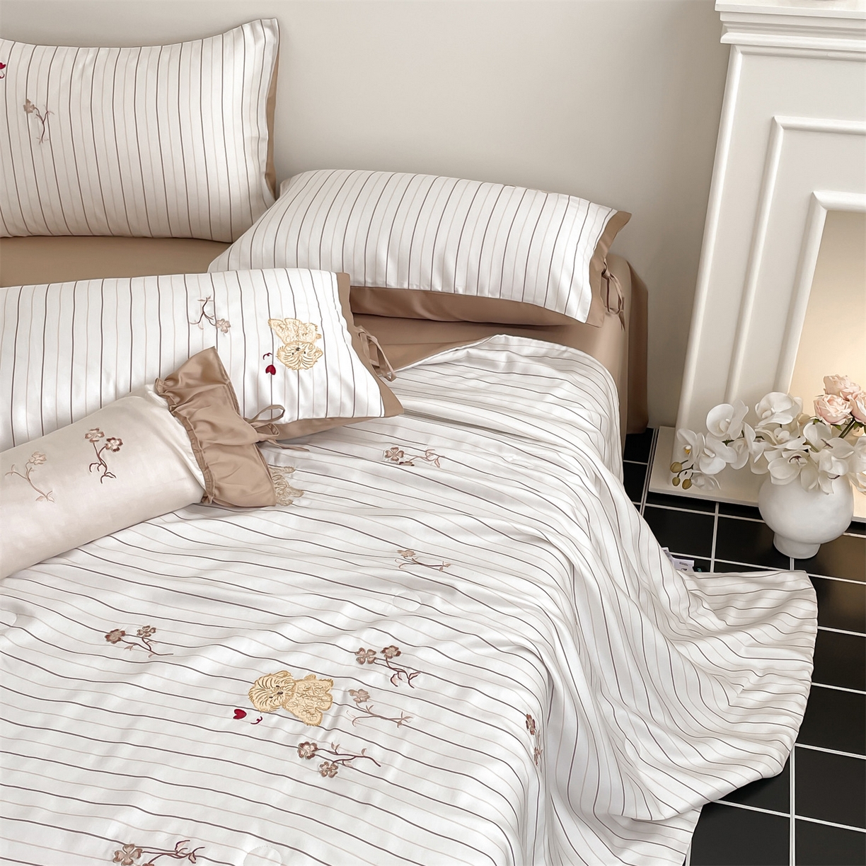 91家纺网 家纺一手货源 找家纺 蓝米卡夫 2026夏季新款60S兰精天丝刺绣夏被夏凉被空调被四件套-幸运汪 幸运汪-咖