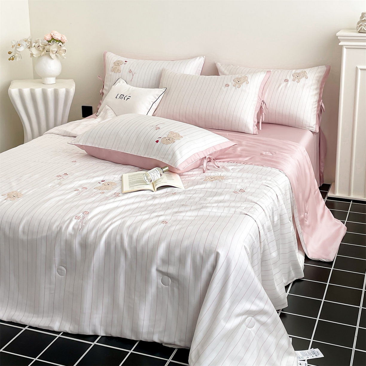 91家纺网 家纺一手货源 找家纺 蓝米卡夫 2026夏季新款60S兰精天丝刺绣夏被夏凉被空调被四件套-幸运汪 幸运汪-粉