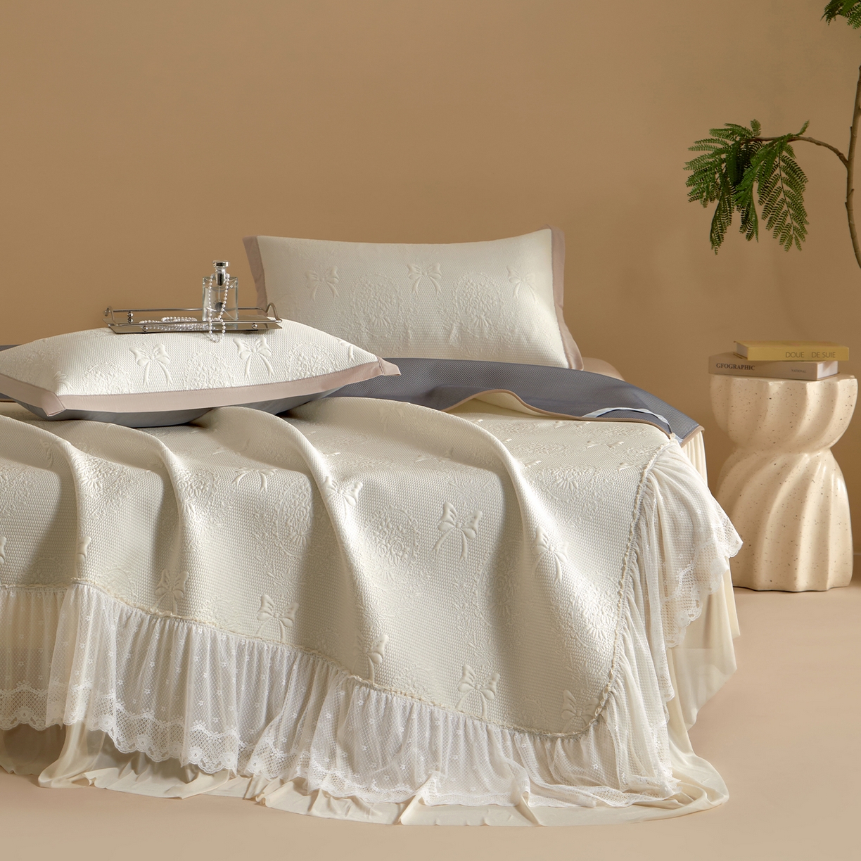 91家纺网 家纺一手货源 找家纺 瑞禾家纺 2026新款A类凉感豆豆床裙款凉席三件套-系列一 奶白蝶韵-凉感床裙