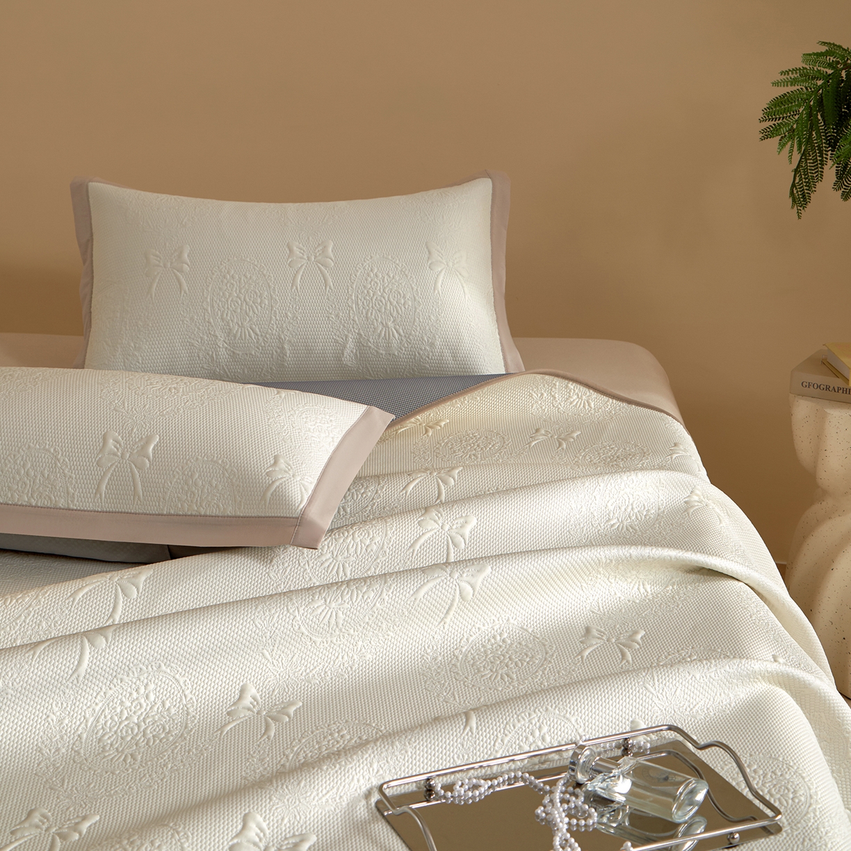 91家纺网 家纺一手货源 找家纺 瑞禾家纺 2026新款A类凉感豆豆床裙款凉席三件套-系列一 奶白蝶韵-凉感床裙