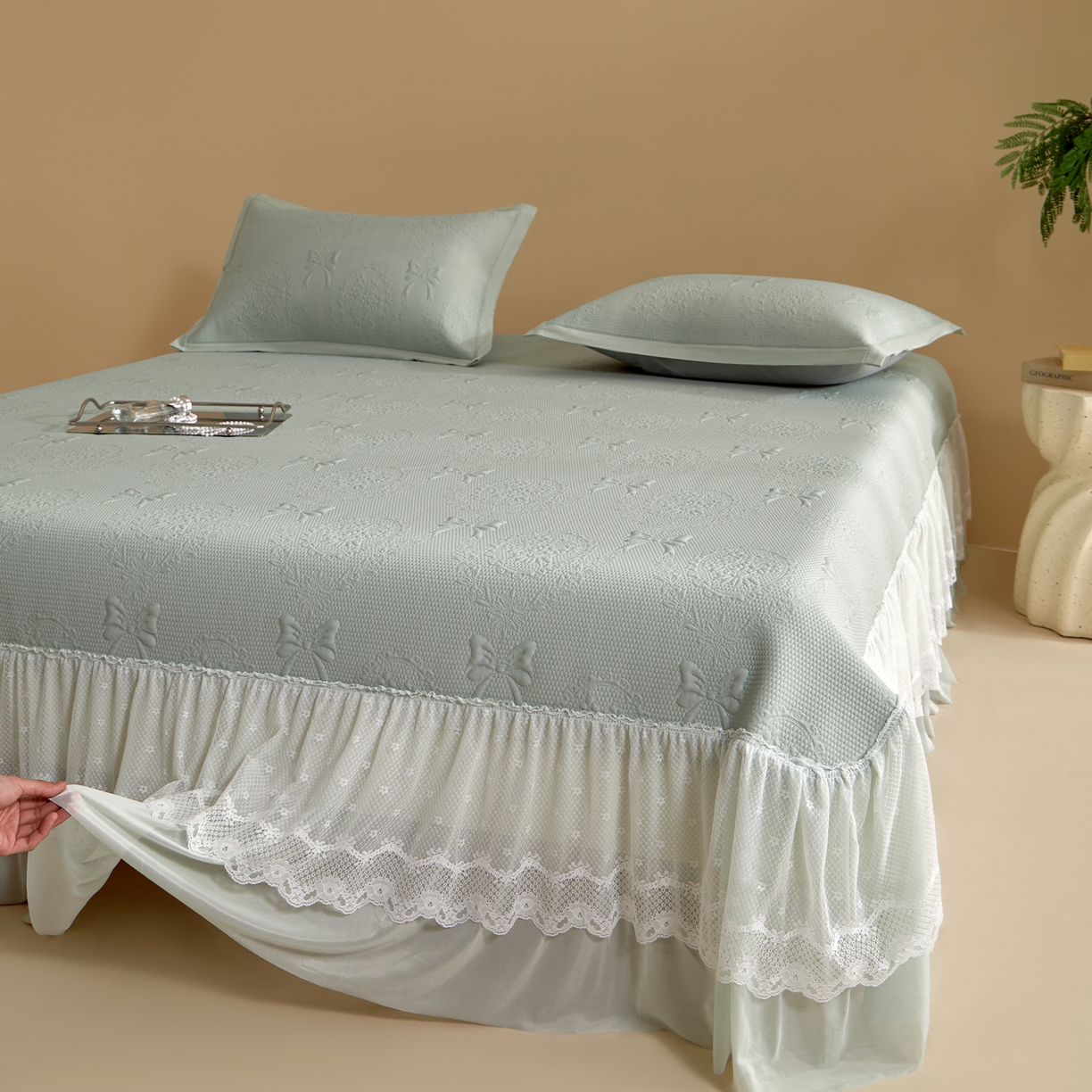 91家纺网 家纺一手货源 找家纺 瑞禾家纺 2026新款A类凉感豆豆床裙款凉席三件套-系列一 青柠蝶梦-凉感床裙