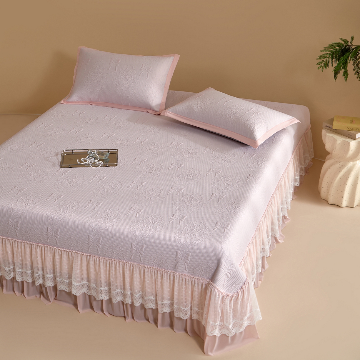 91家纺网 家纺一手货源 找家纺 瑞禾家纺 2026新款A类凉感豆豆床裙款凉席三件套-系列一 樱粉蝶语-凉感床裙