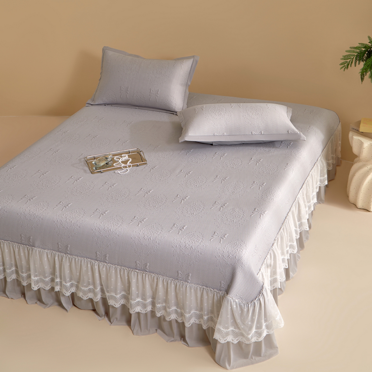 91家纺网 家纺一手货源 找家纺 瑞禾家纺 2026新款A类凉感豆豆床裙款凉席三件套-系列一 云灰蝶影-凉感床裙