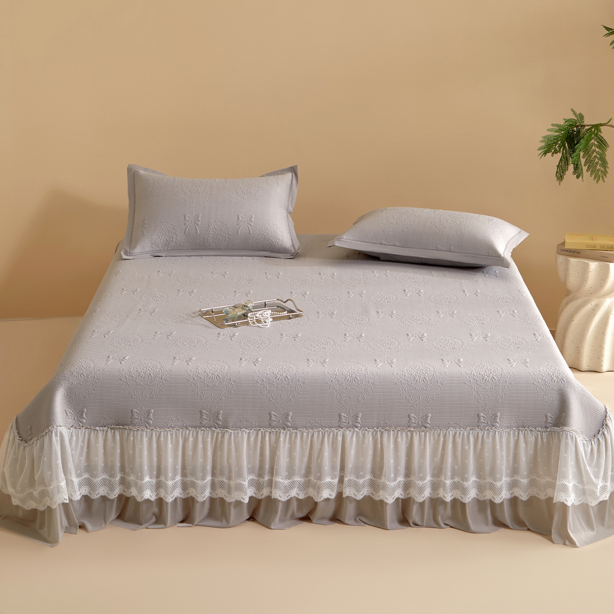 91家纺网 家纺一手货源 找家纺 瑞禾家纺 2026新款A类凉感豆豆床裙款凉席三件套-系列一 云灰蝶影-凉感床裙