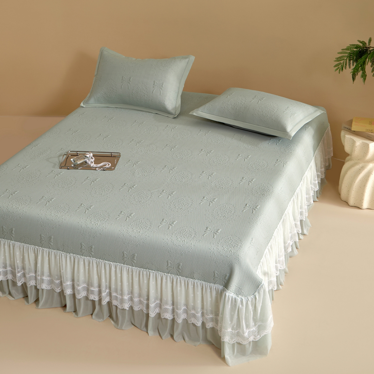 91家纺网 家纺一手货源 找家纺 瑞禾家纺 2026新款A类凉感豆豆床裙款凉席三件套-系列一 青柠蝶梦-凉感床裙