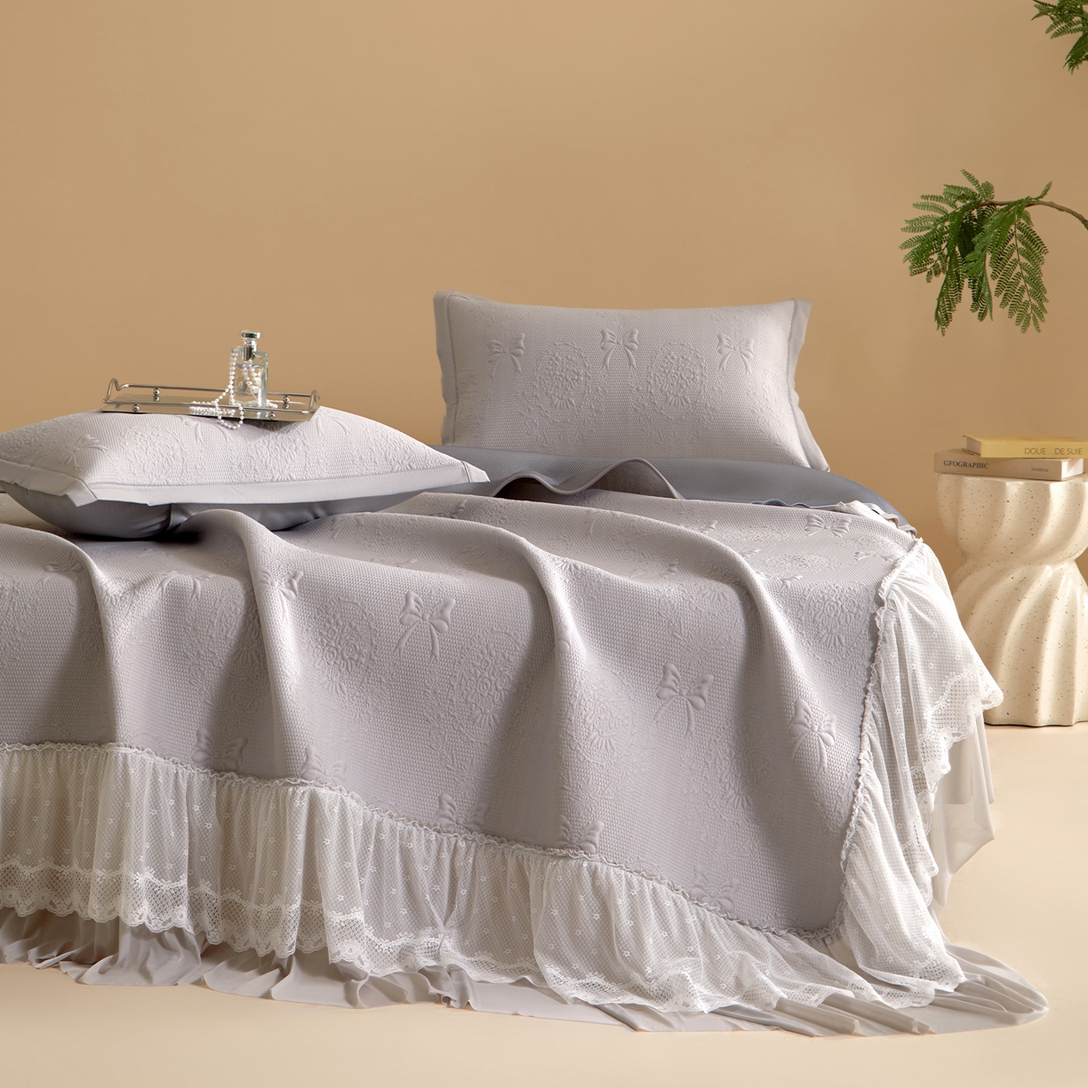 91家纺网 家纺一手货源 找家纺 瑞禾家纺 2026新款A类凉感豆豆床裙款凉席三件套-系列一 云灰蝶影-凉感床裙