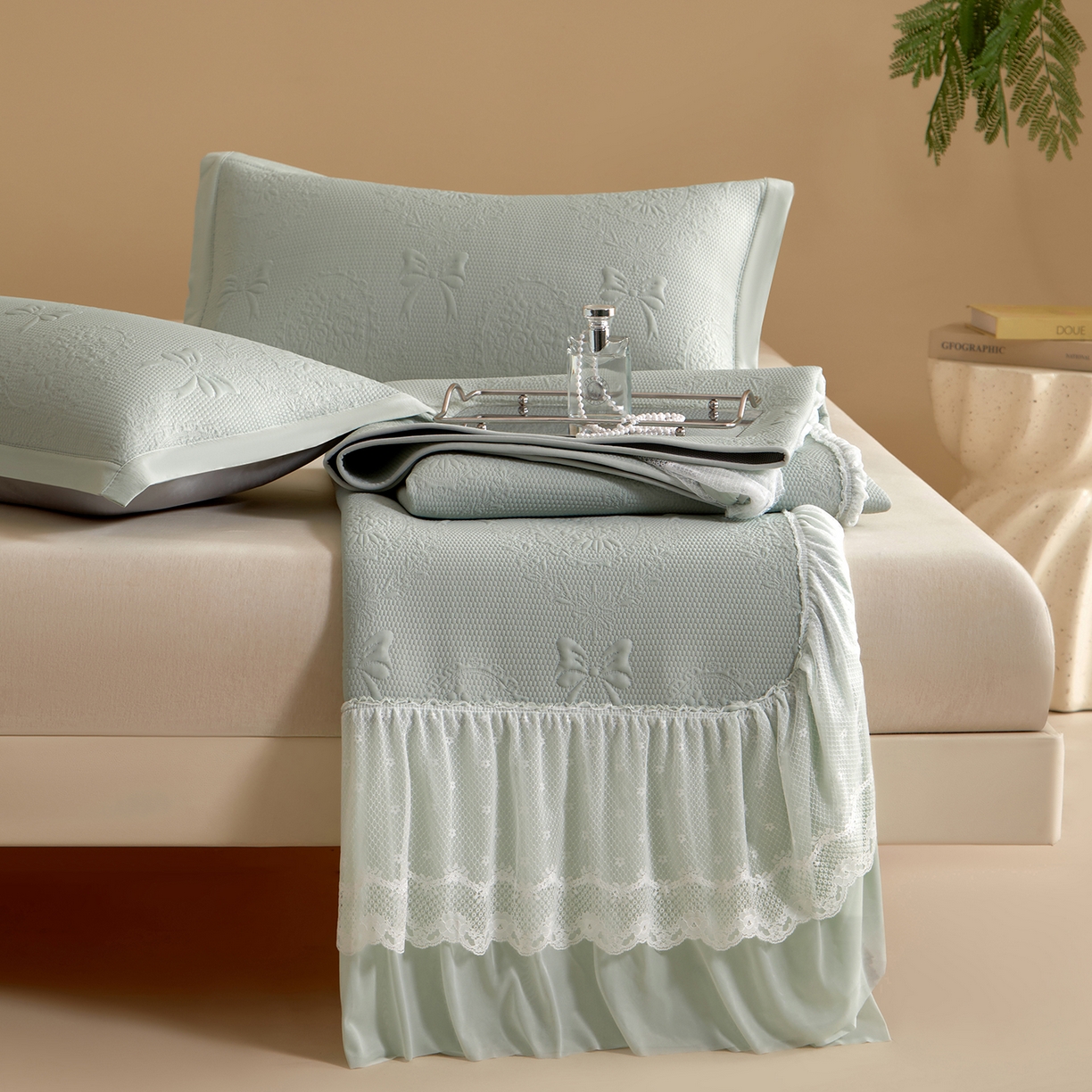 91家纺网 家纺一手货源 找家纺 瑞禾家纺 2026新款A类凉感豆豆床裙款凉席三件套-系列一 青柠蝶梦-凉感床裙