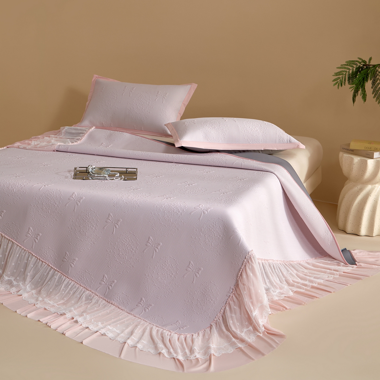 91家纺网 家纺一手货源 找家纺 瑞禾家纺 2026新款A类凉感豆豆床裙款凉席三件套-系列一 樱粉蝶语-凉感床裙