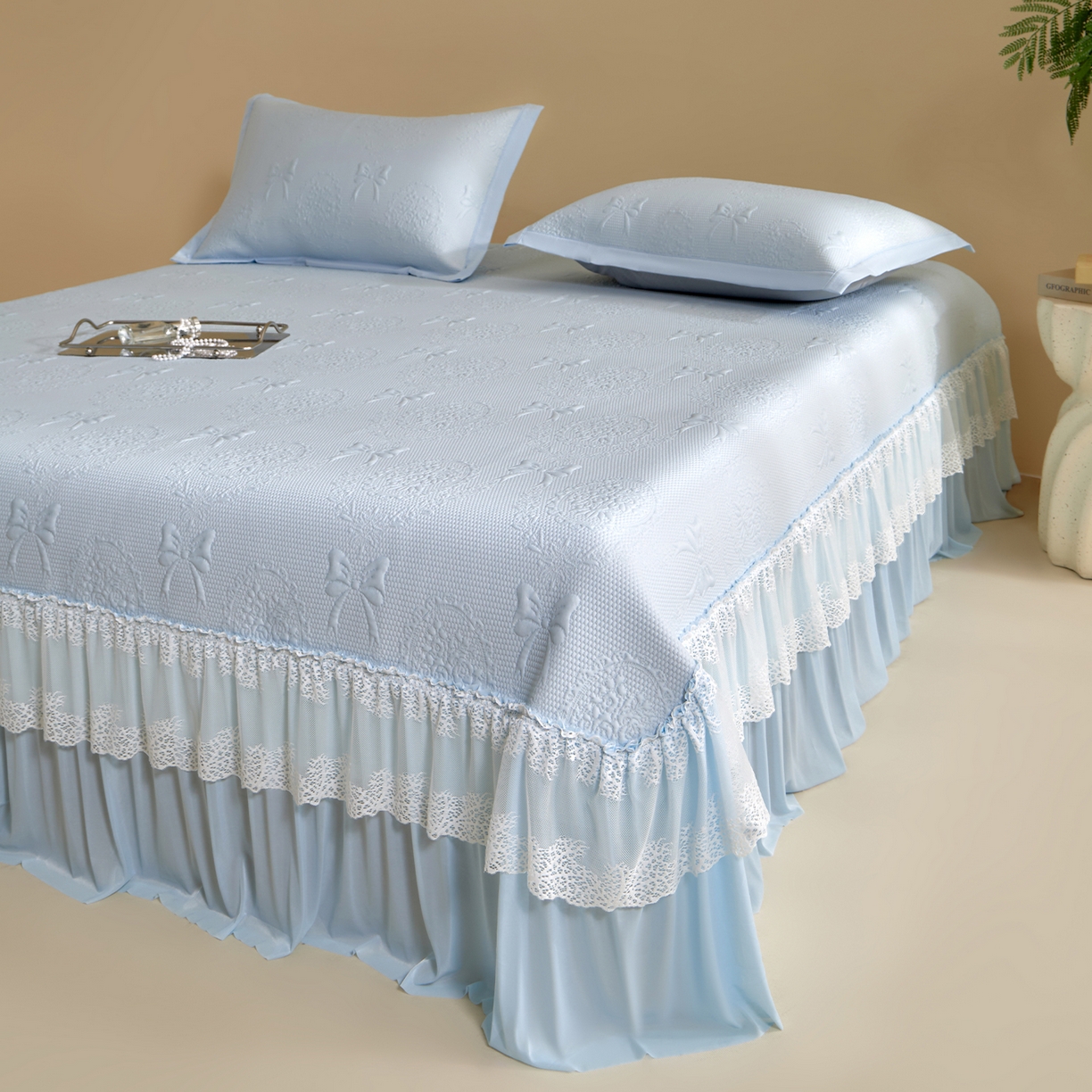 91家纺网 家纺一手货源 找家纺 瑞禾家纺 2026新款A类凉感豆豆床裙款凉席三件套-系列一 冰蓝蝶纱-凉感床裙