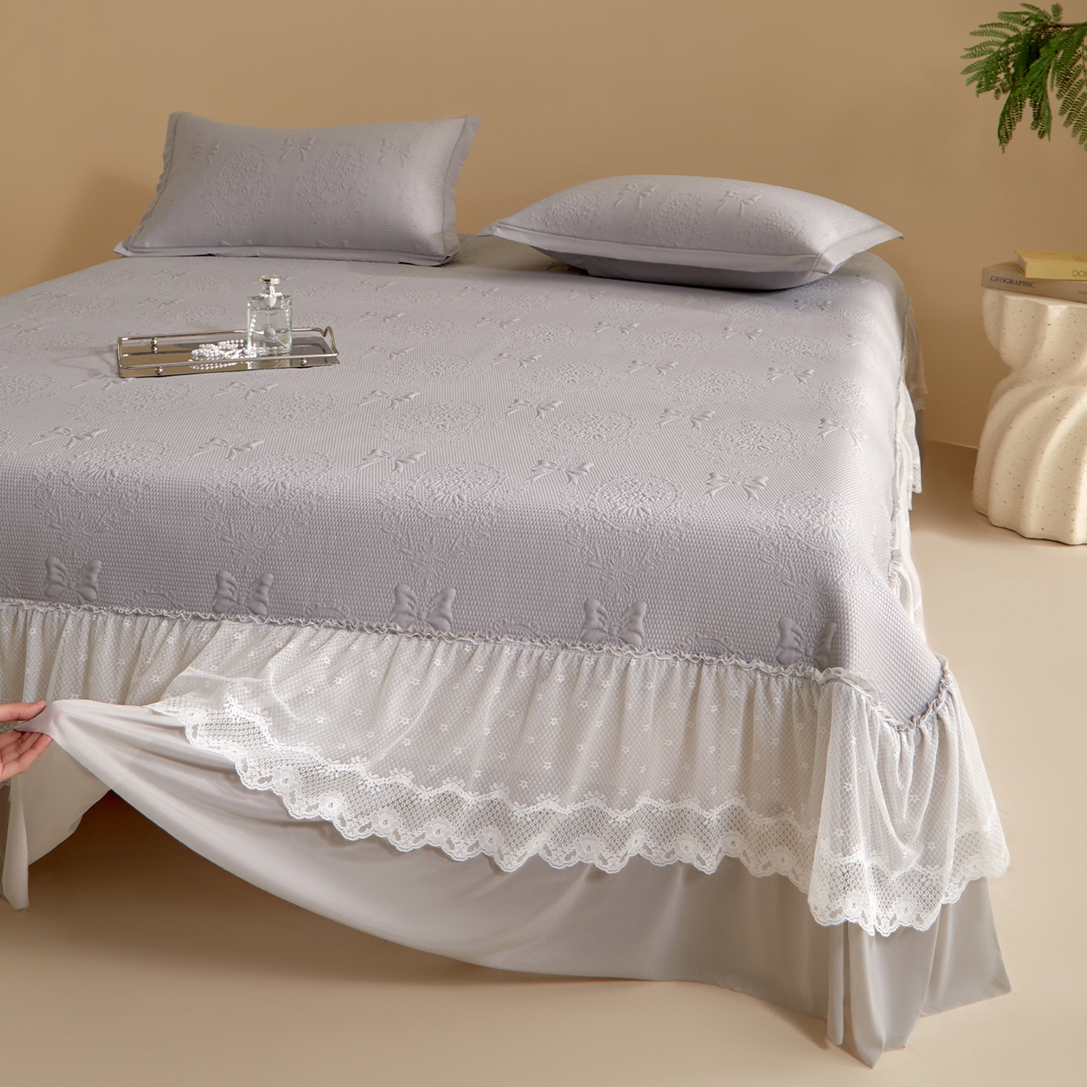 91家纺网 家纺一手货源 找家纺 瑞禾家纺 2026新款A类凉感豆豆床裙款凉席三件套-系列一 云灰蝶影-凉感床裙