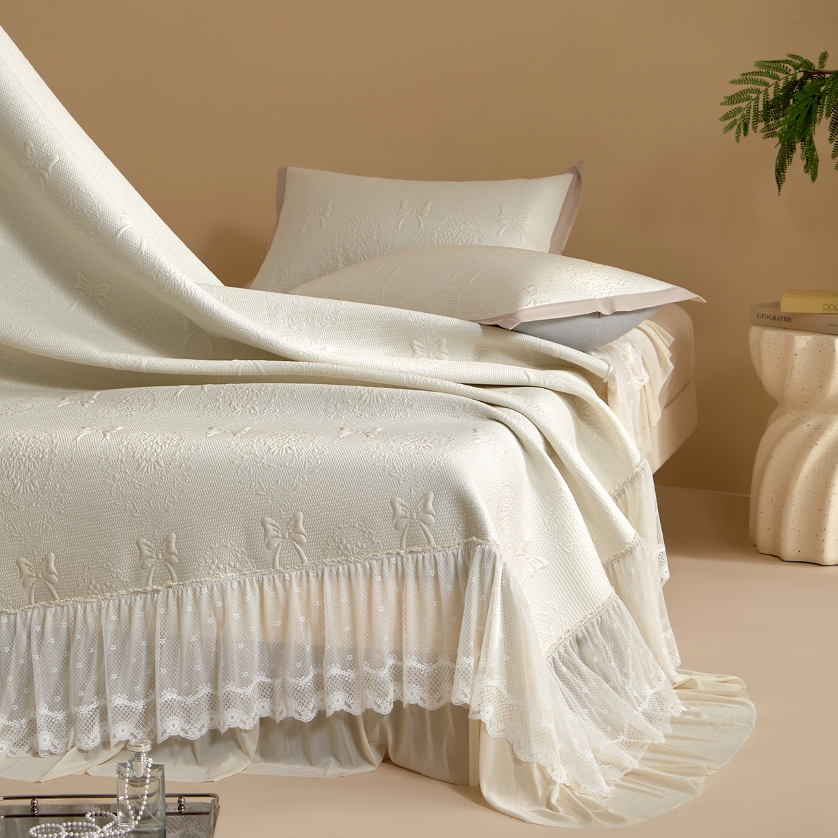 91家纺网 家纺一手货源 找家纺 瑞禾家纺 2026新款A类凉感豆豆床裙款凉席三件套-系列一 奶白蝶韵-凉感床裙