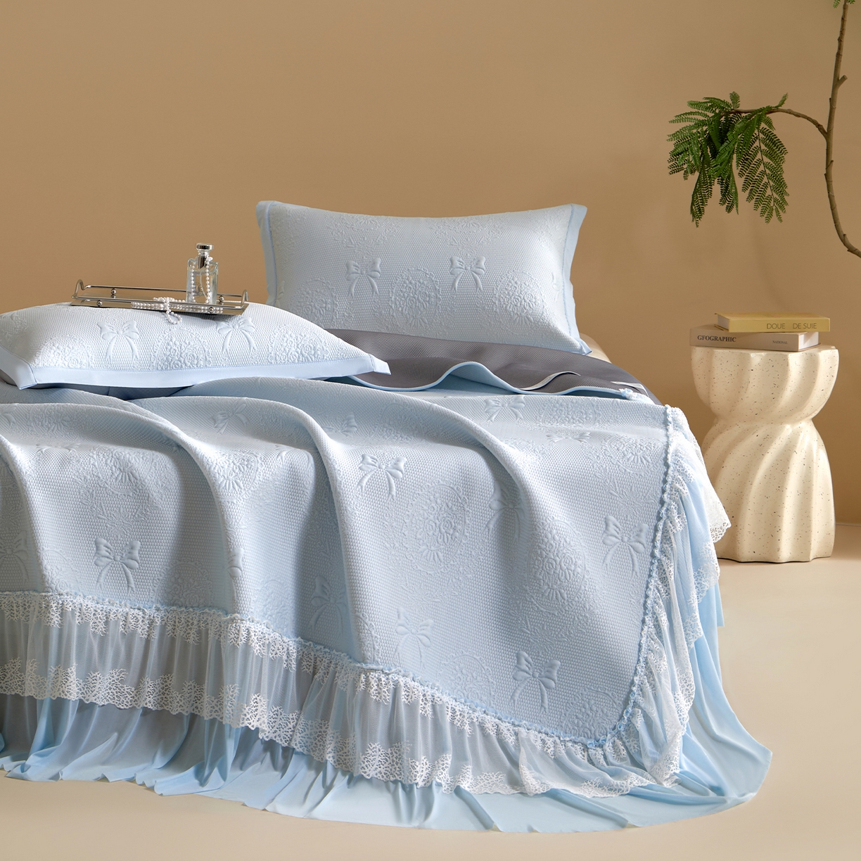 91家纺网 家纺一手货源 找家纺 瑞禾家纺 2026新款A类凉感豆豆床裙款凉席三件套-系列一 冰蓝蝶纱-凉感床裙