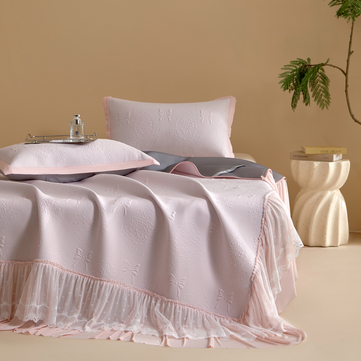 91家纺网 家纺一手货源 找家纺 瑞禾家纺 2026新款A类凉感豆豆床裙款凉席三件套-系列一 樱粉蝶语-凉感床裙