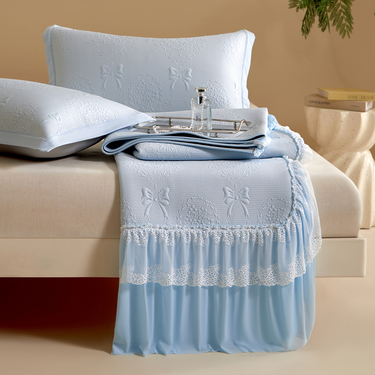 91家纺网 家纺一手货源 找家纺 瑞禾家纺 2026新款A类凉感豆豆床裙款凉席三件套-系列一 冰蓝蝶纱-凉感床裙