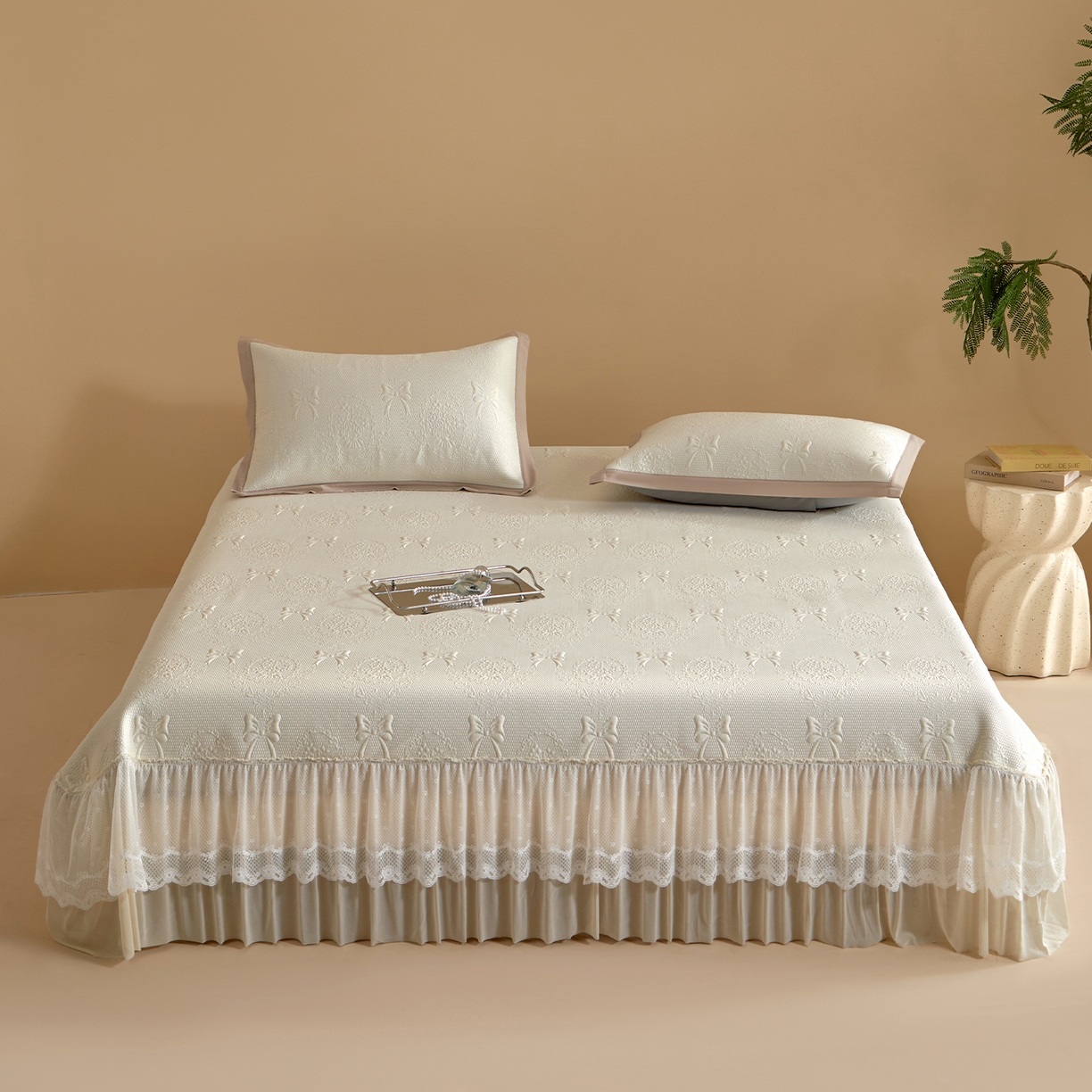 91家纺网 家纺一手货源 找家纺 瑞禾家纺 2026新款A类凉感豆豆床裙款凉席三件套-系列一 奶白蝶韵-凉感床裙