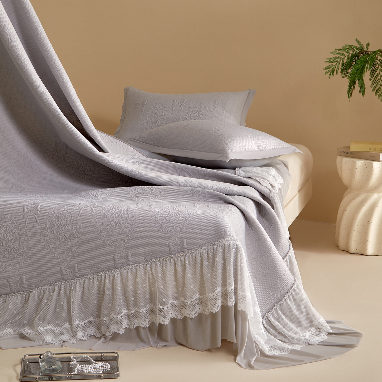 91家纺网 家纺一手货源 找家纺 瑞禾家纺 2026新款A类凉感豆豆床裙款凉席三件套-系列一 云灰蝶影-凉感床裙