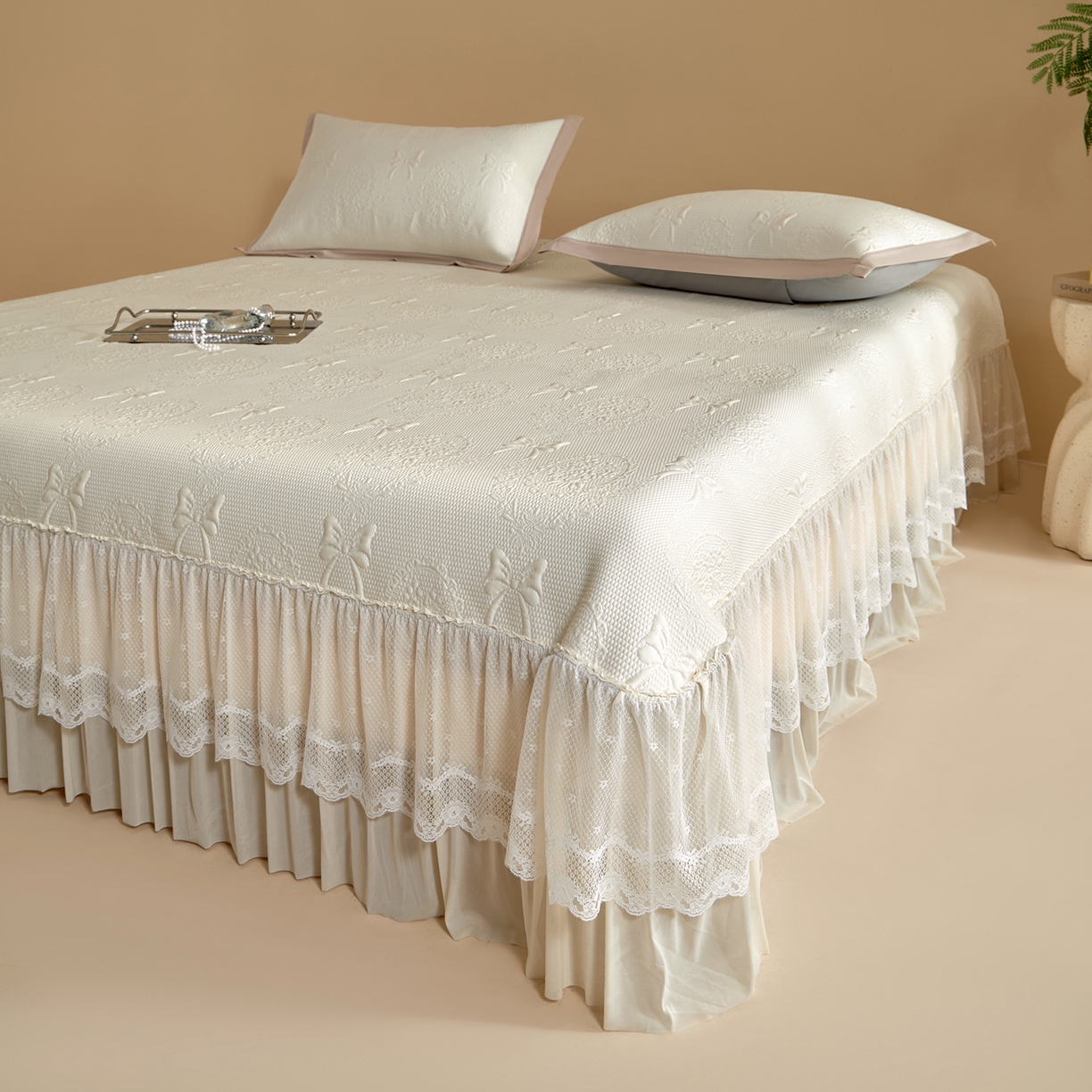 91家纺网 家纺一手货源 找家纺 瑞禾家纺 2026新款A类凉感豆豆床裙款凉席三件套-系列一 奶白蝶韵-凉感床裙