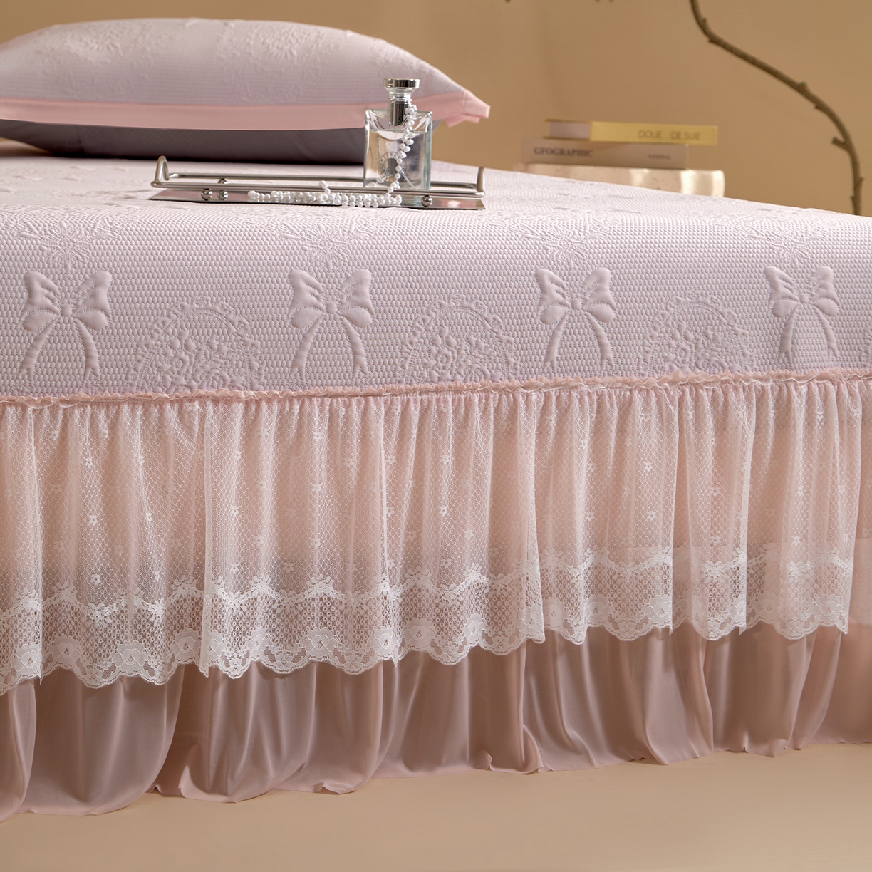 91家纺网 家纺一手货源 找家纺 瑞禾家纺 2026新款A类凉感豆豆床裙款凉席三件套-系列一 樱粉蝶语-凉感床裙