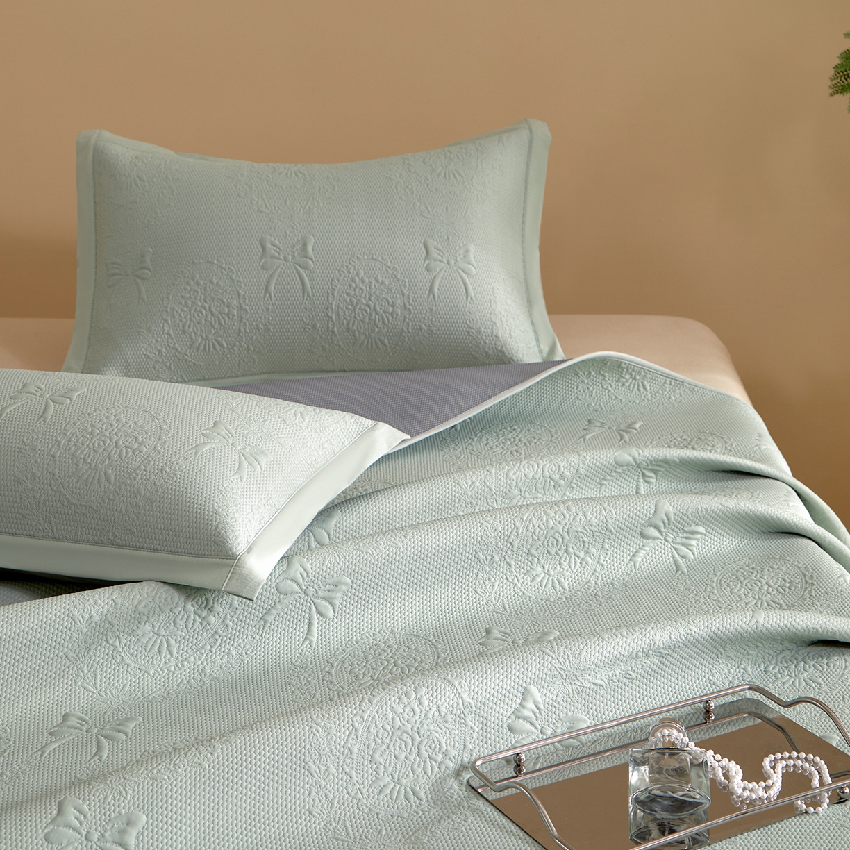 91家纺网 家纺一手货源 找家纺 瑞禾家纺 2026新款A类凉感豆豆床裙款凉席三件套-系列一 青柠蝶梦-凉感床裙