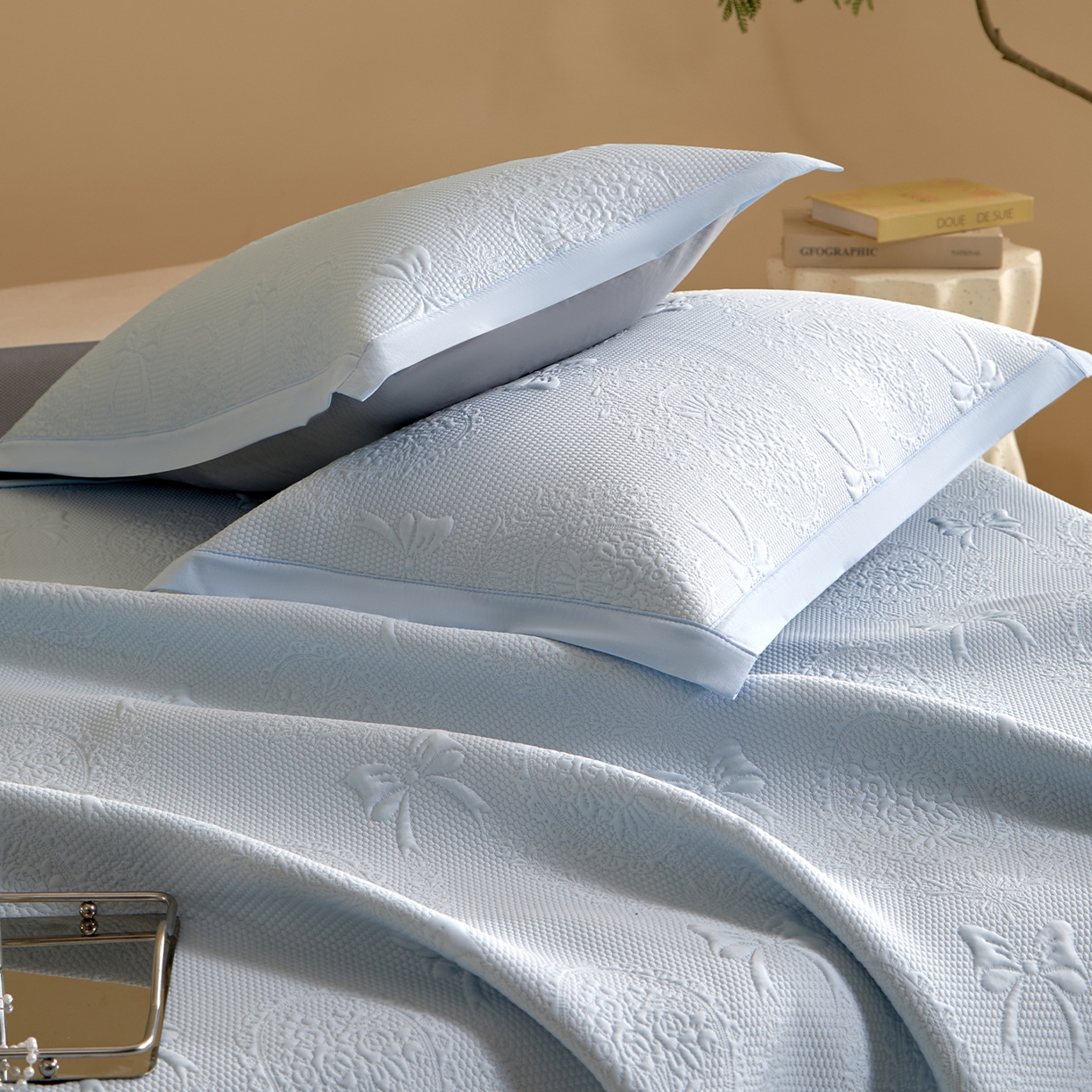 91家纺网 家纺一手货源 找家纺 瑞禾家纺 2026新款A类凉感豆豆床裙款凉席三件套-系列一 冰蓝蝶纱-凉感床裙