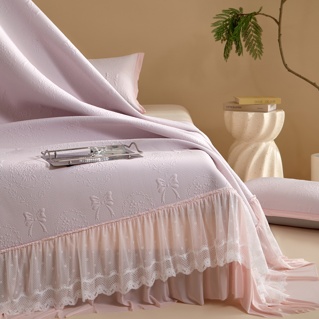 91家纺网 家纺一手货源 找家纺 瑞禾家纺 2026新款A类凉感豆豆床裙款凉席三件套-系列一 樱粉蝶语-凉感床裙