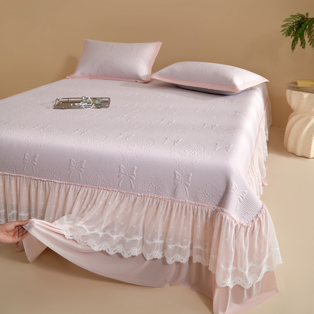 91家纺网 家纺一手货源 找家纺 瑞禾家纺 2026新款A类凉感豆豆床裙款凉席三件套-系列一 樱粉蝶语-凉感床裙