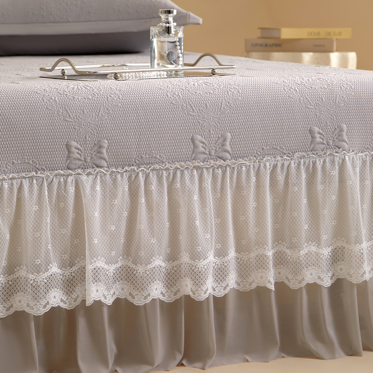 91家纺网 家纺一手货源 找家纺 瑞禾家纺 2026新款A类凉感豆豆床裙款凉席三件套-系列一 云灰蝶影-凉感床裙