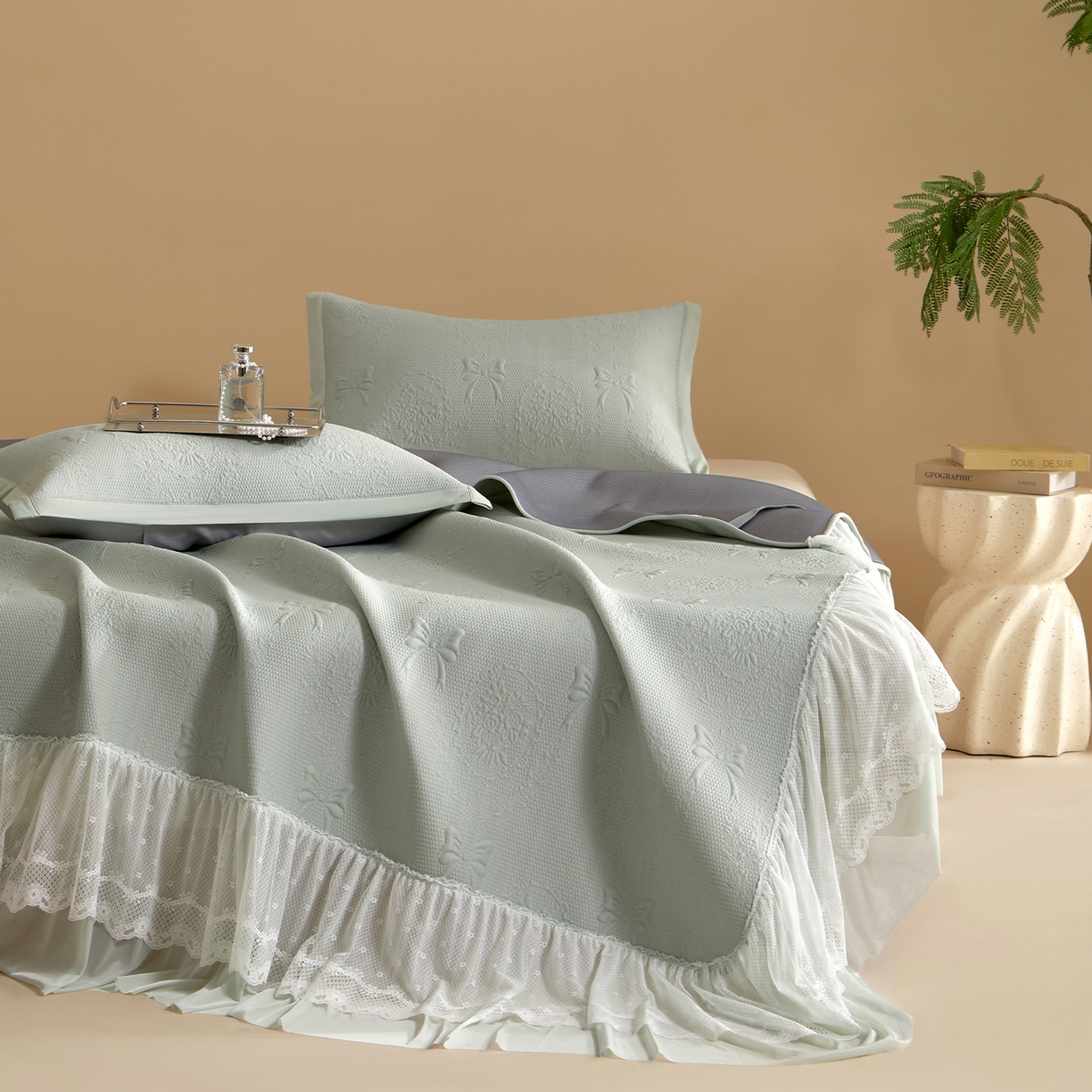 91家纺网 家纺一手货源 找家纺 瑞禾家纺 2026新款A类凉感豆豆床裙款凉席三件套-系列一 青柠蝶梦-凉感床裙