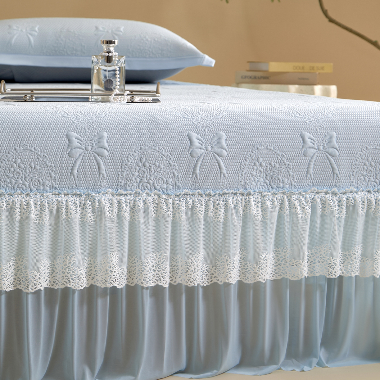 91家纺网 家纺一手货源 找家纺 瑞禾家纺 2026新款A类凉感豆豆床裙款凉席三件套-系列一 冰蓝蝶纱-凉感床裙