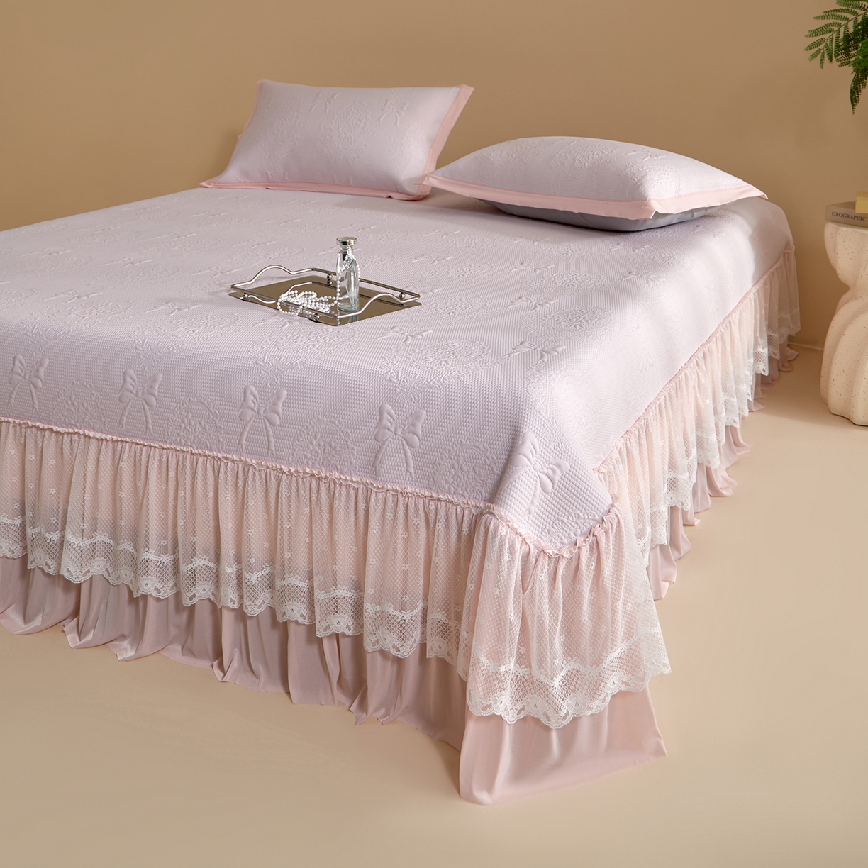 91家纺网 家纺一手货源 找家纺 瑞禾家纺 2026新款A类凉感豆豆床裙款凉席三件套-系列一 樱粉蝶语-凉感床裙