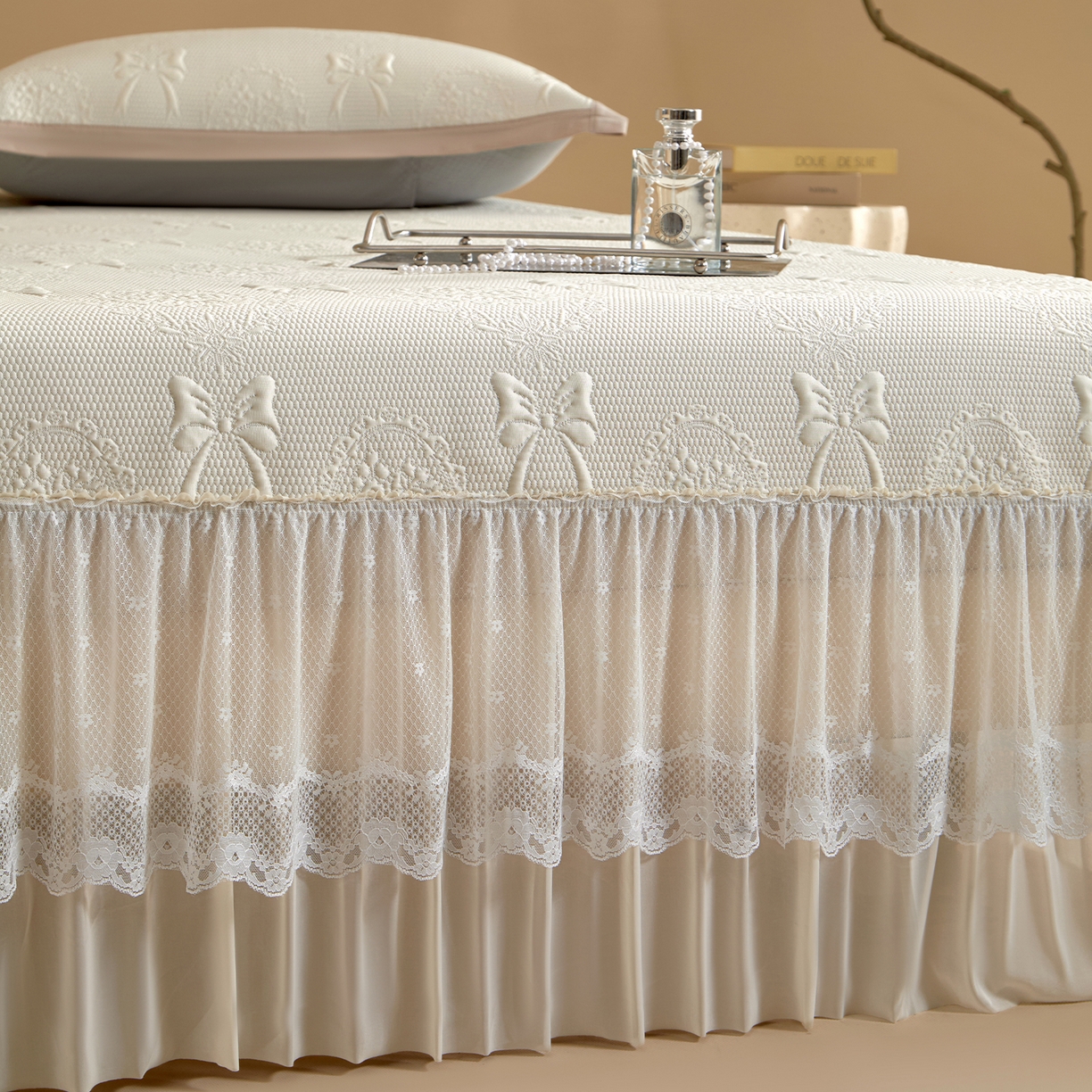 91家纺网 家纺一手货源 找家纺 瑞禾家纺 2026新款A类凉感豆豆床裙款凉席三件套-系列一 奶白蝶韵-凉感床裙