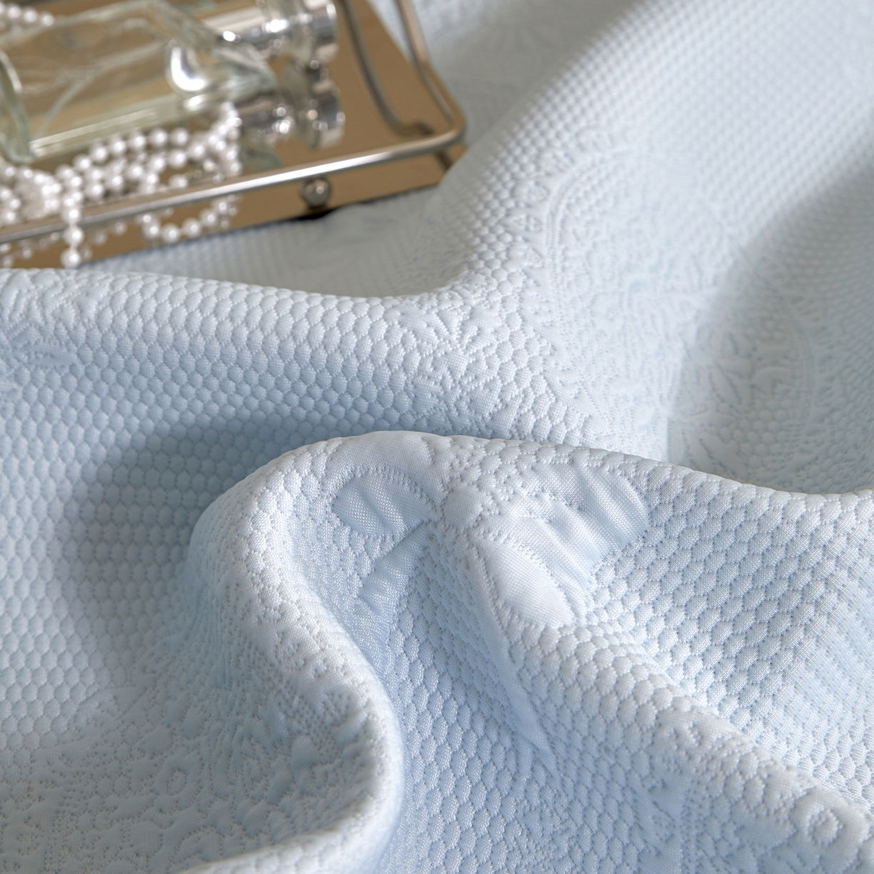 91家纺网 家纺一手货源 找家纺 瑞禾家纺 2026新款A类凉感豆豆床裙款凉席三件套-系列一 冰蓝蝶纱-凉感床裙