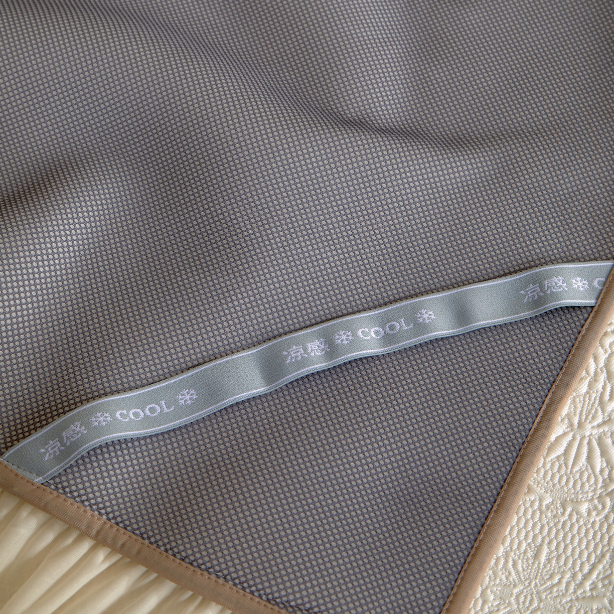 91家纺网 家纺一手货源 找家纺 瑞禾家纺 2026新款A类凉感豆豆床裙款凉席三件套-系列一 奶白蝶韵-凉感床裙