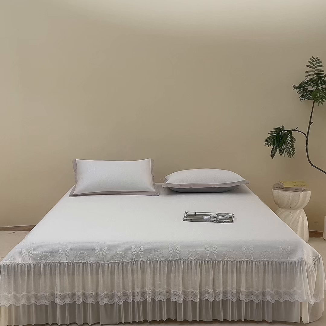 91家纺网 家纺一手货源 找家纺 瑞禾家纺 2026新款A类凉感豆豆床裙款凉席三件套-系列一 奶白蝶韵-凉感床裙