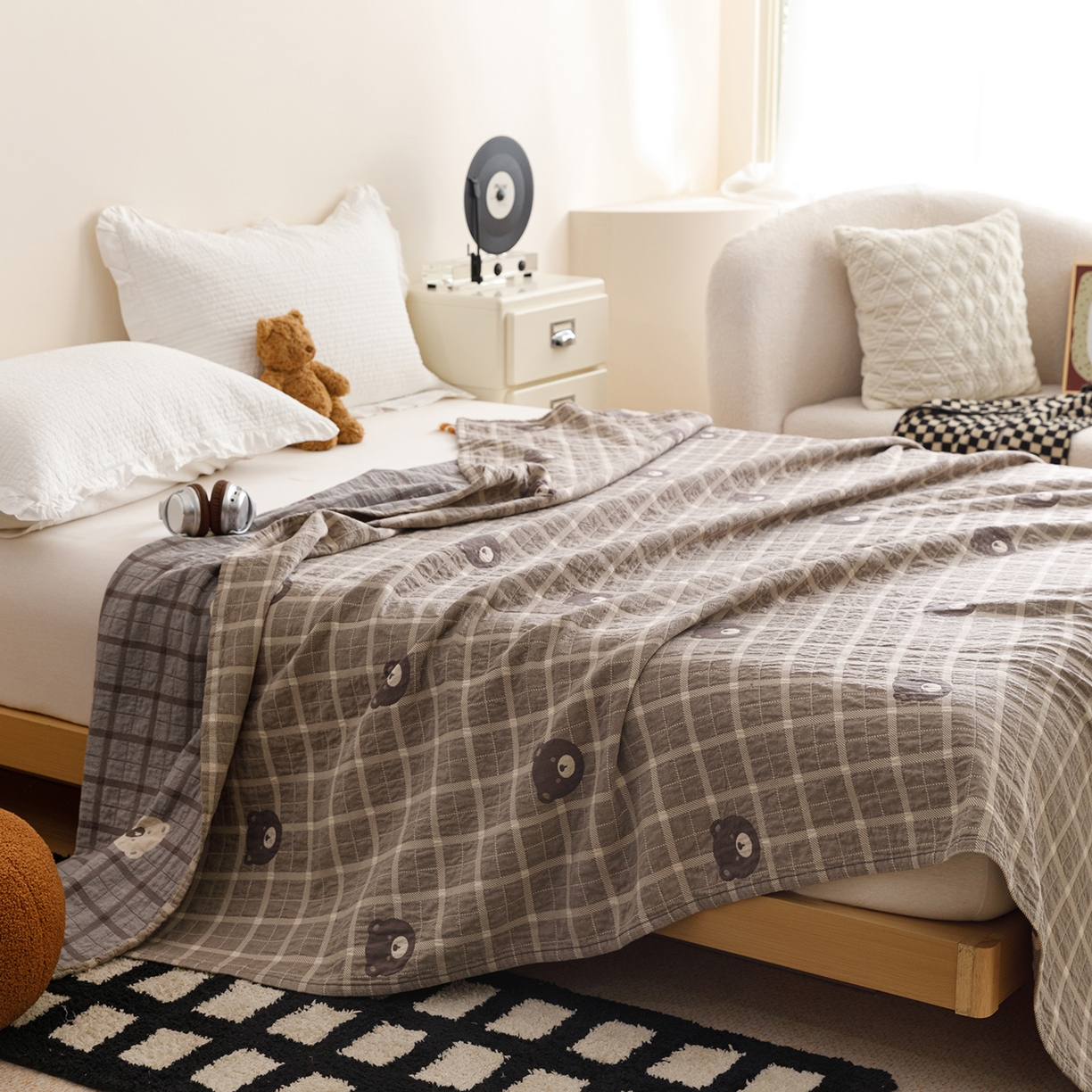 91家纺网 家纺一手货源 找家纺 悦然毛巾被 2026春夏新款水洗色织提花全棉纯棉纱布毛巾被盖毯休闲夏被毛毯 棕格熊语