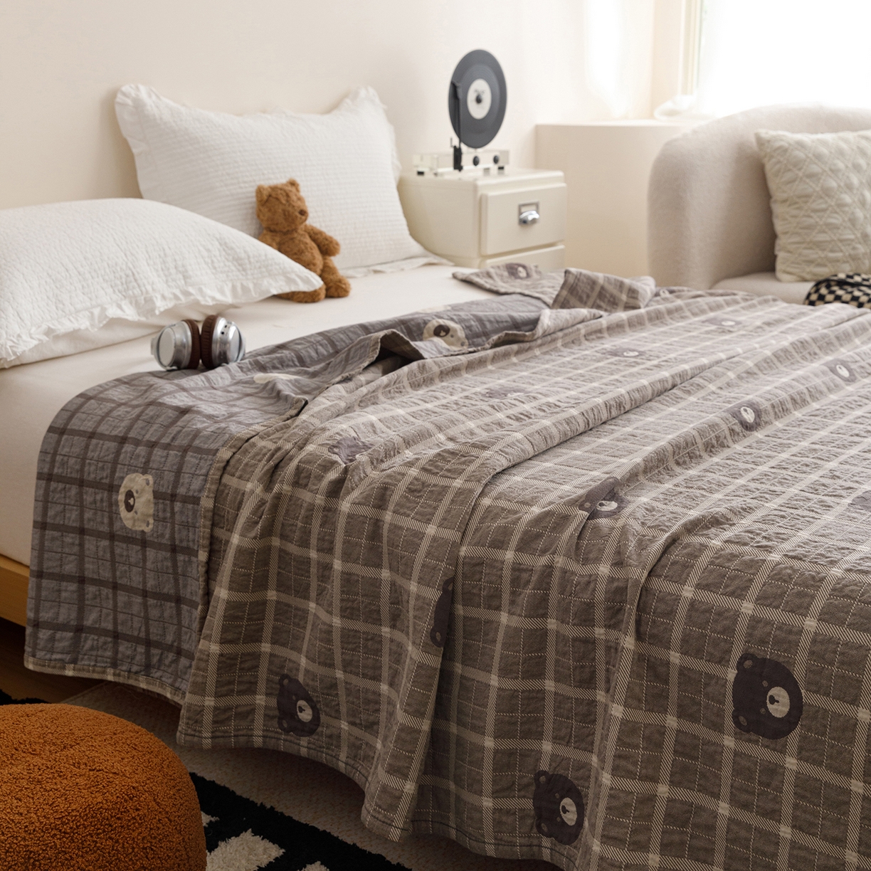 91家纺网 家纺一手货源 找家纺 悦然毛巾被 2026春夏新款水洗色织提花全棉纯棉纱布毛巾被盖毯休闲夏被毛毯 棕格熊语