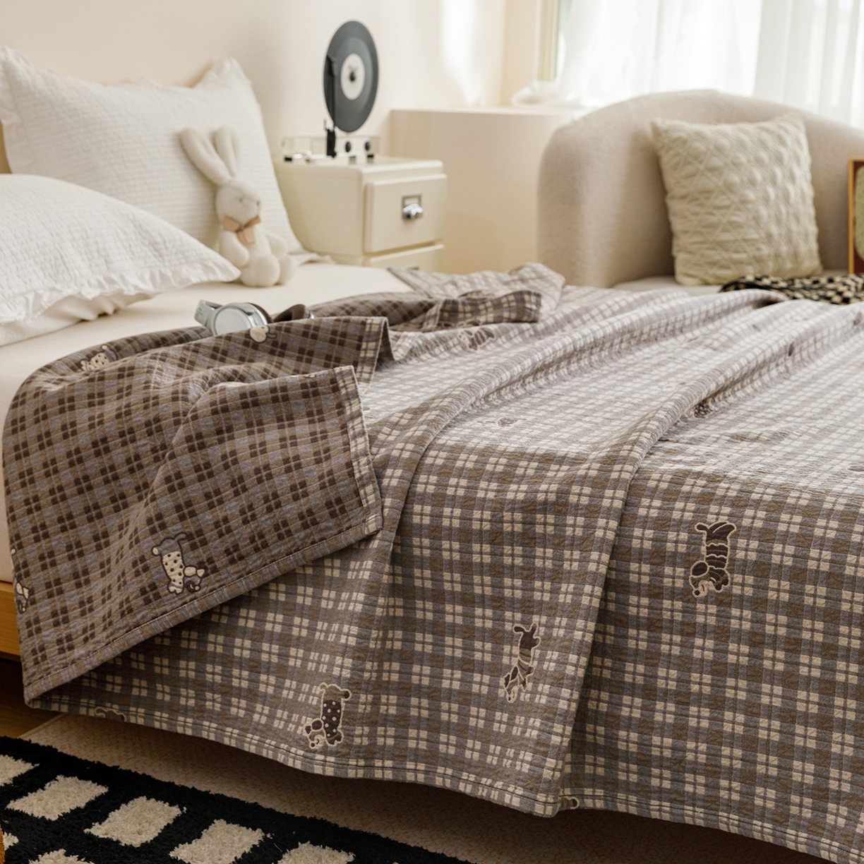 91家纺网 家纺一手货源 找家纺 悦然毛巾被 2026春夏新款水洗色织提花全棉纯棉纱布毛巾被盖毯休闲夏被毛毯 深格小狗