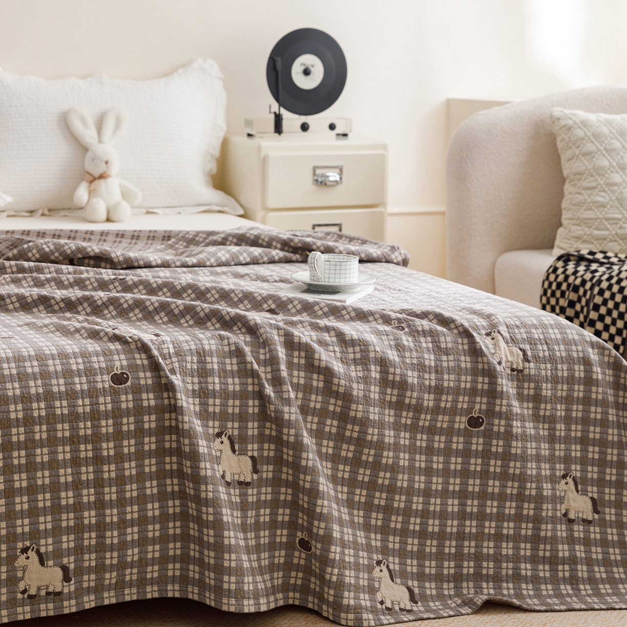 91家纺网 家纺一手货源 找家纺 悦然毛巾被 2026春夏新款水洗色织提花全棉纯棉纱布毛巾被盖毯休闲夏被毛毯 深格萌马