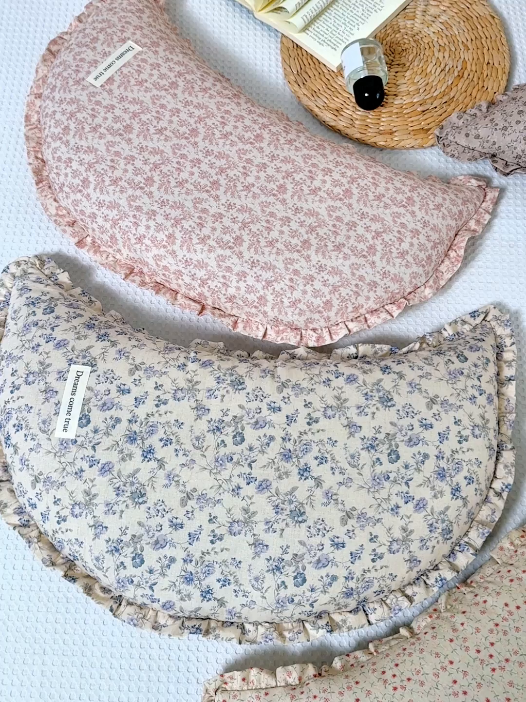 91家纺网 家纺一手货源 找家纺 （总）仁宇枕业 2026新款新品全棉小碎花月牙款荞麦腰枕头枕荞麦枕头枕芯