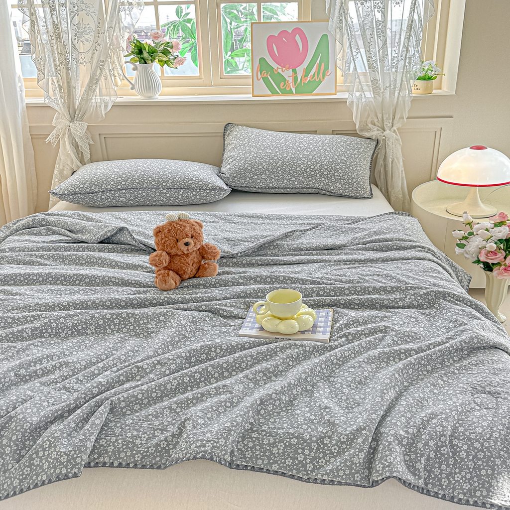 91家纺网 家纺一手货源 找家纺 归属 2026新款A类小碎花贝壳绣皱皱棉夏被夏凉被空调被 朵真灰