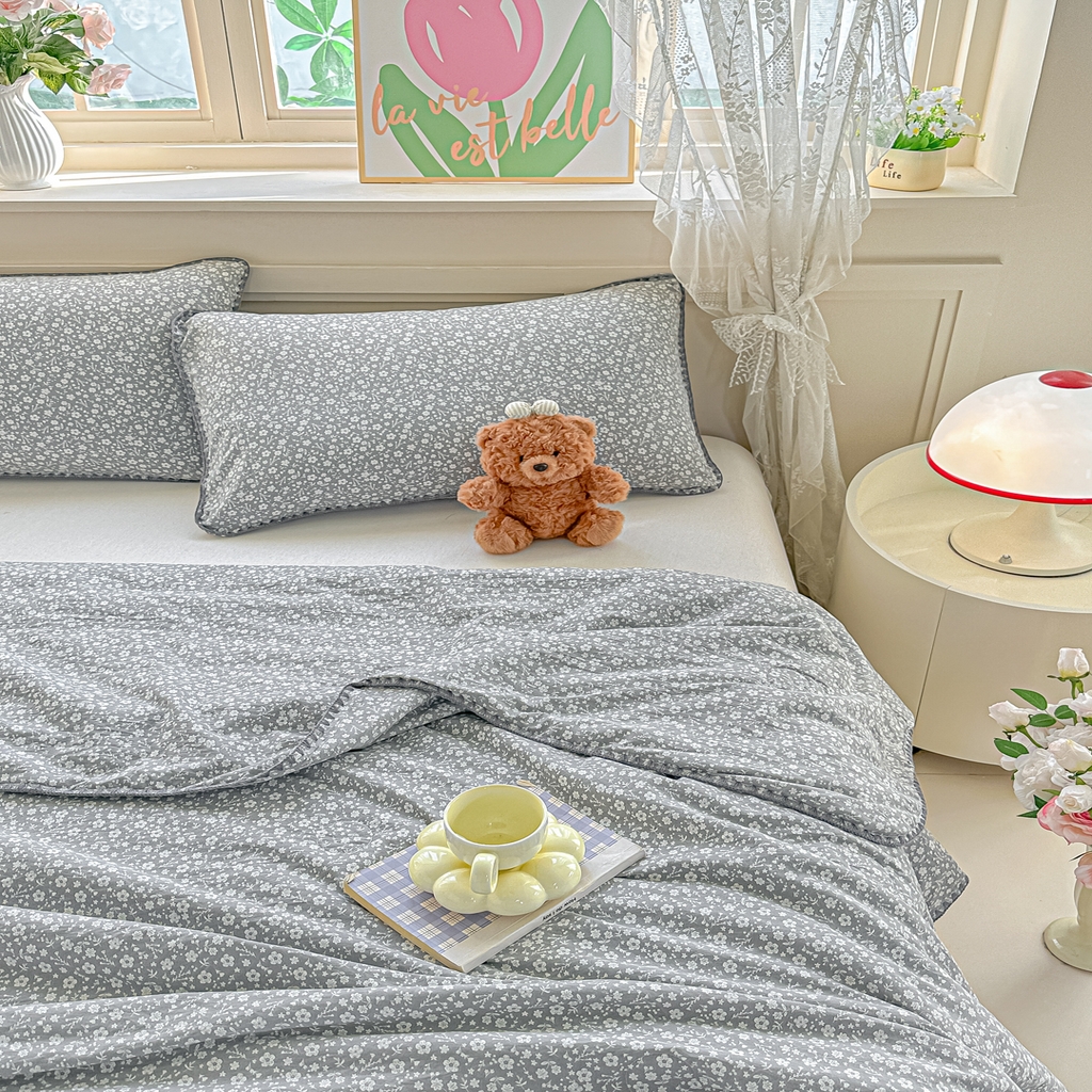 91家纺网 家纺一手货源 找家纺 归属 2026新款A类小碎花贝壳绣皱皱棉夏被夏凉被空调被 朵真灰