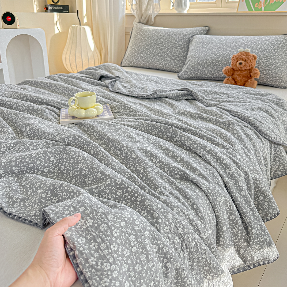 91家纺网 家纺一手货源 找家纺 归属 2026新款A类小碎花贝壳绣皱皱棉夏被夏凉被空调被 朵真灰